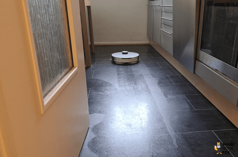 Ein Nasswischroboter wischt den Boden im Arbeitszimmer